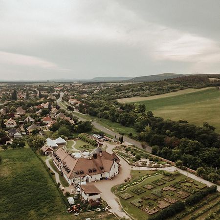 Fiastyuk Udvarhaz Csor Luaran gambar